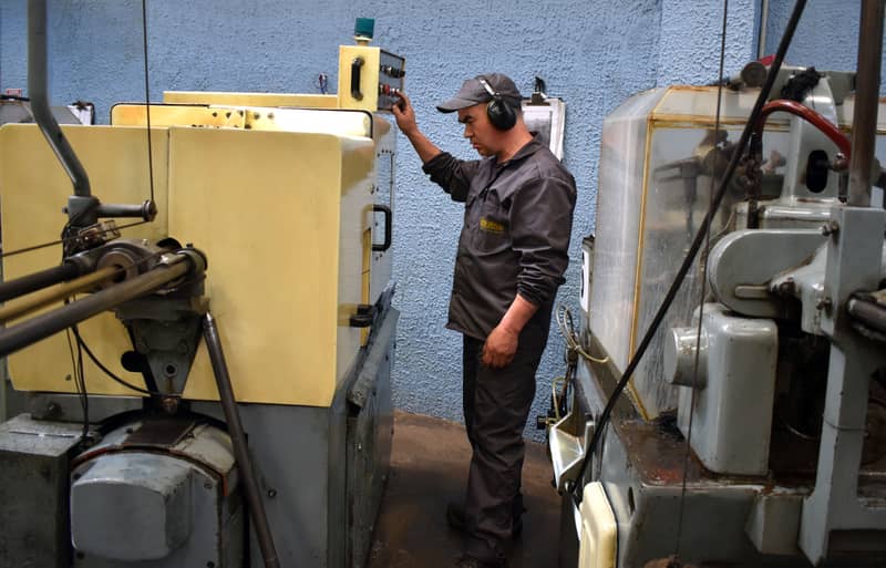 Operario trabajando con tornos automáticos