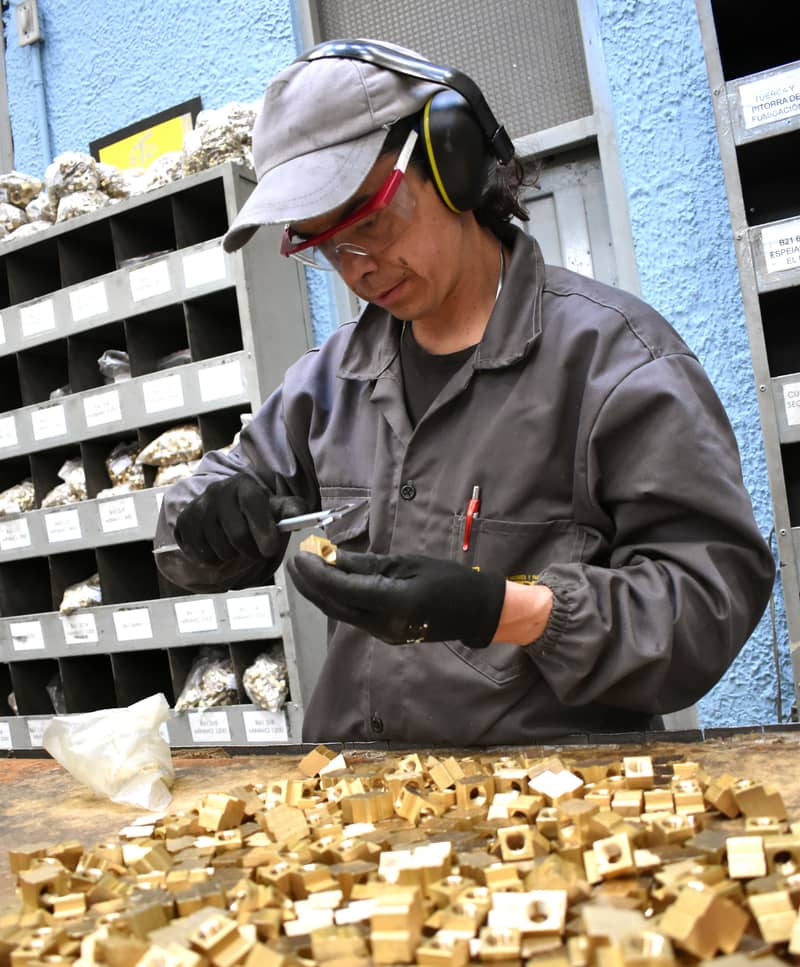 Mesa de ensamble con piezas de bronce