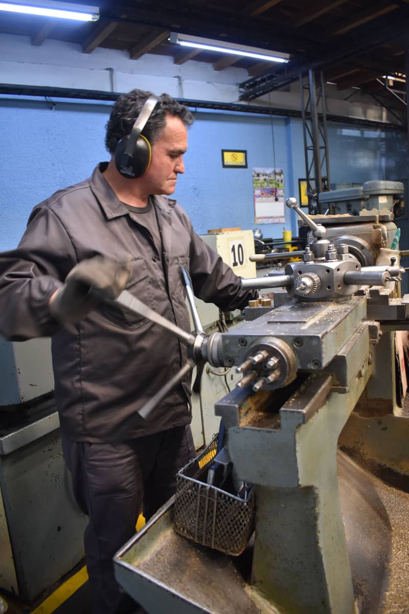 Operario trabajando en un torno revólver